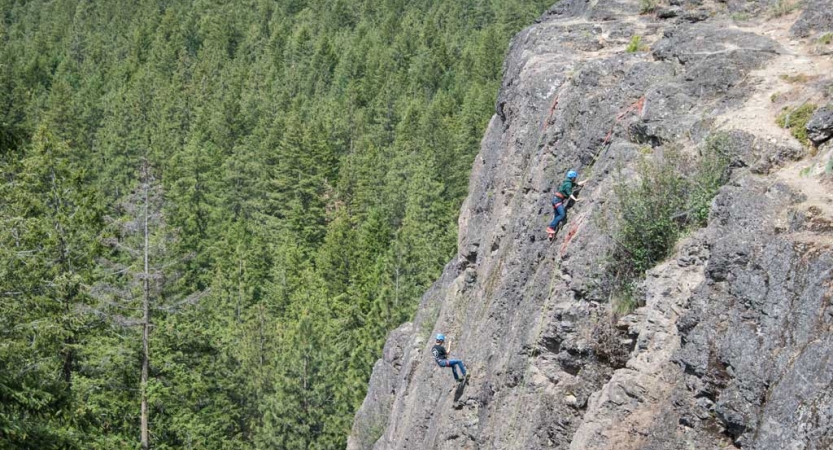 teenagers rock climbing course